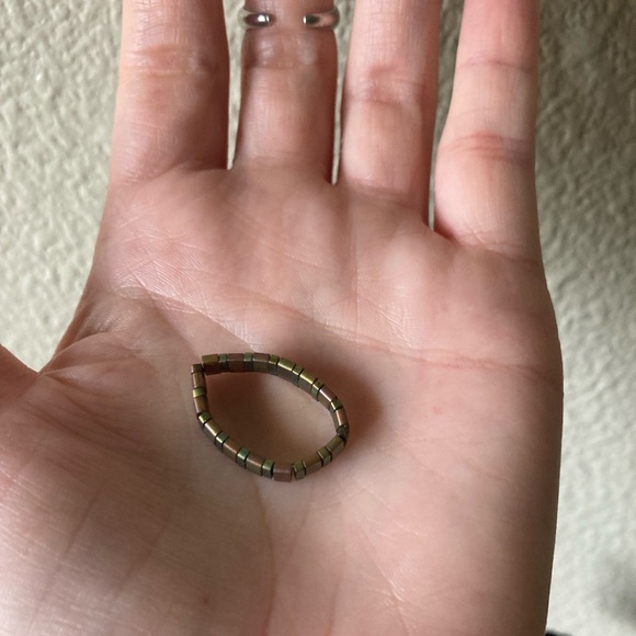 Elegant Handmade Iridescent Green Tila Bead Ring - Picture 5 of 10